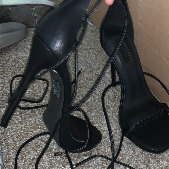 SUPER CUTE STRAPPY BLACK HIGH HEELS SZ 7 NVR WORN - Picture 2 of 2